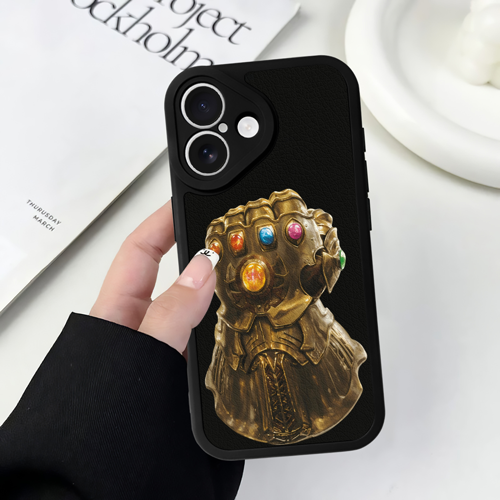 （画像用） アベンジャーズ The Avengers 【iPhone 16シリーズ対応】シリコンスマホケース（レザー調） 材質：シリコン